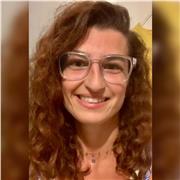 Laureata in comunicazione e diplomata in lingue straniere